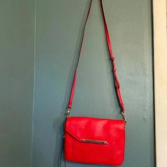 Stella and Dot red crossbody - gold accent - unzip to expand width - Picture 1 of 10